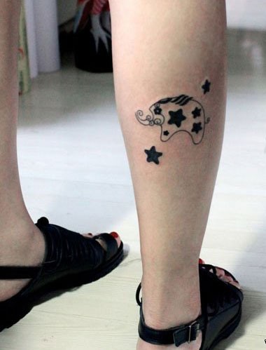 女性小腿上一款小清新小象纹身