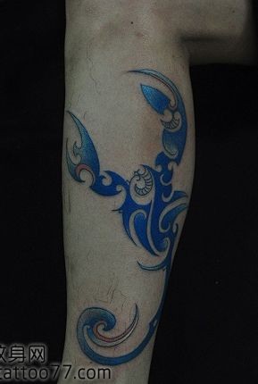 腿部彩色图腾蝎子纹身图片