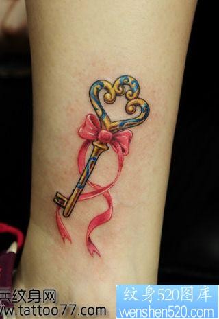 美女腿部很漂亮的钥匙蝴蝶结纹身图片
