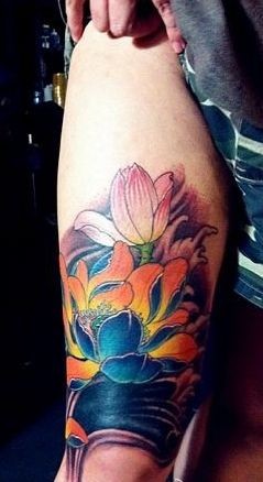 好看的腿部彩色莲花纹身图片