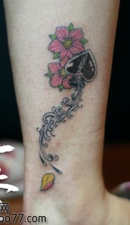 美女腿部爱心花卉纹身图片