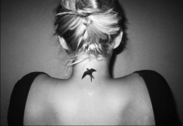 欧美女性颈部黑色燕子漂亮刺青