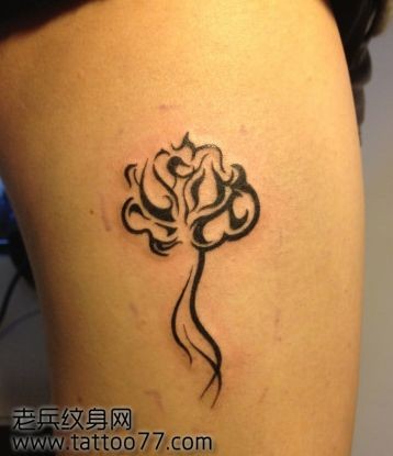 美女腿部图腾玫瑰纹身图片