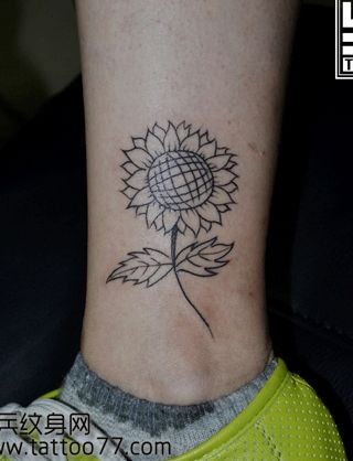 腿部唯美好看的向日葵纹身图片