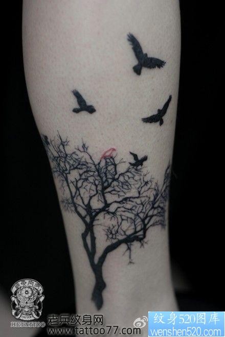腿部经典流行的图腾树小鸟纹身图片