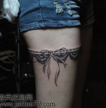 美女腿部潮流性感的蕾丝纹身图片