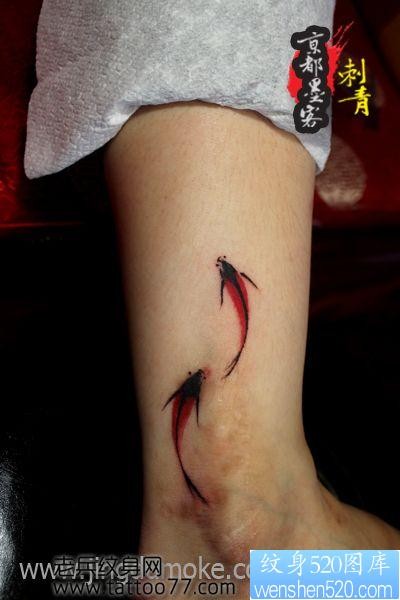 美女腿部潮流好看的水墨画小锦鲤纹身图片