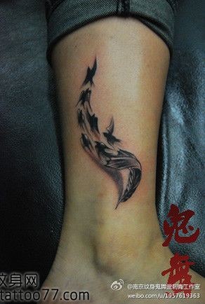 腿部精美潮流的羽毛燕子纹身图片