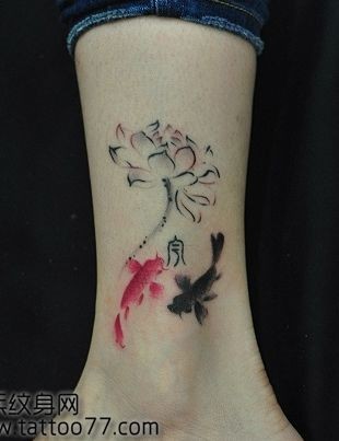 腿部唯美流行的水墨画莲花锦鲤纹身图片