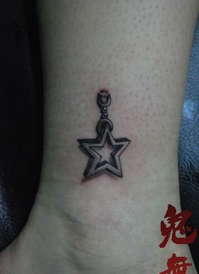 一幅女孩子腿部好看的五角星吊链纹身图片