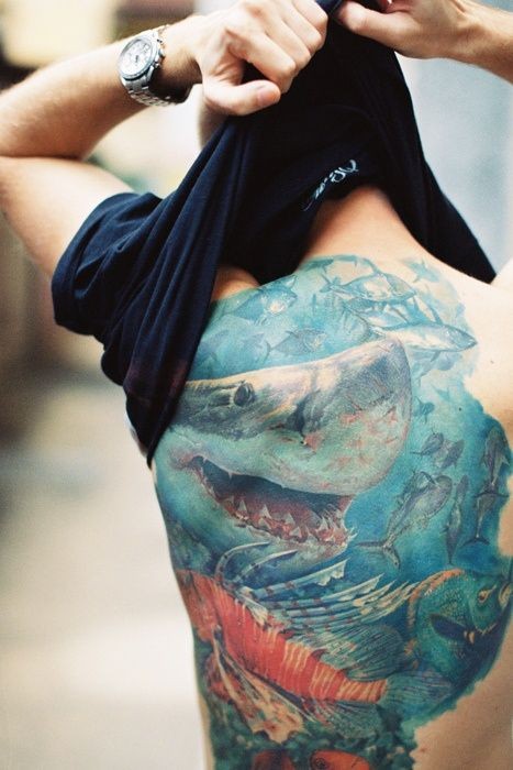 男人背部鲨鱼纹身