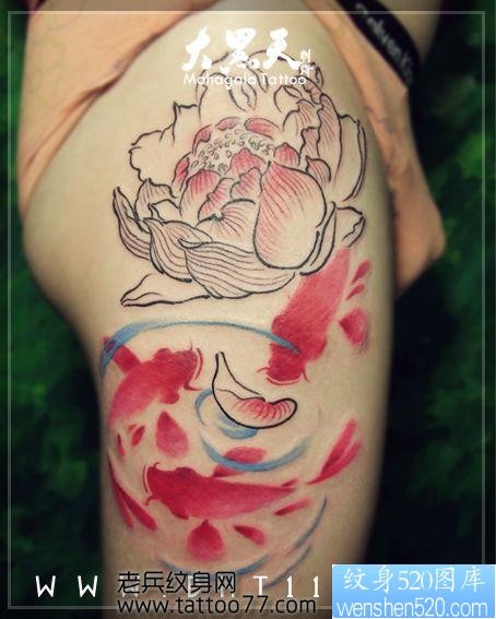 腿部水墨画风格的鲤鱼莲花纹身图片