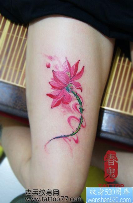 美女腿部漂亮的彩色莲花纹身图片
