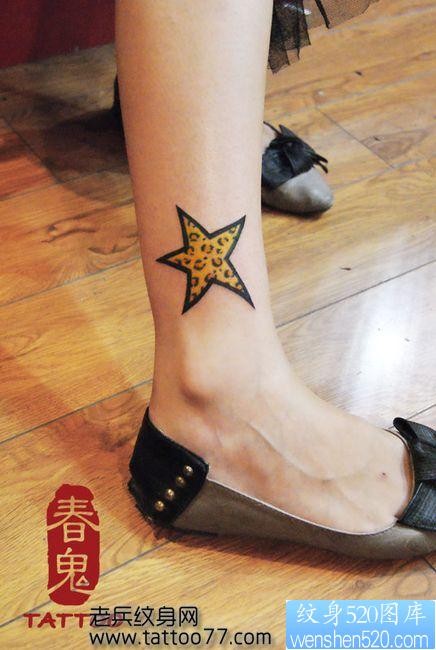美女腿部潮流好看的豹纹五角星纹身图片