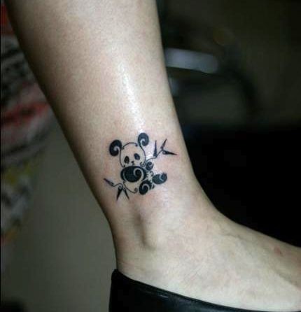女孩子腿部可爱的图腾熊猫纹身图片