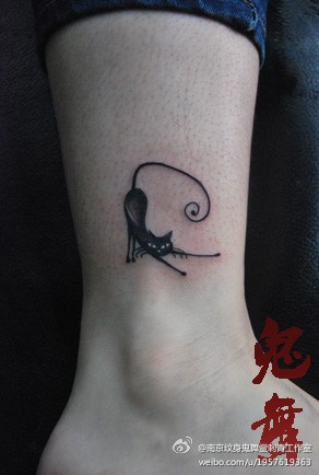 女孩子喜欢的可爱猫咪纹身图片