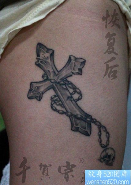 腿部经典潮流的十字架纹身图片