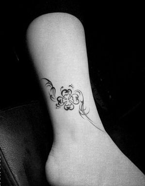 女人喜欢的腿部图腾四叶草藤蔓纹身图片