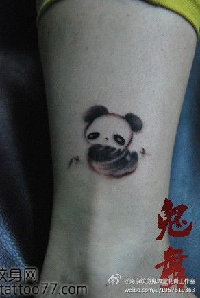 女孩子腿部可爱的熊猫纹身图片
