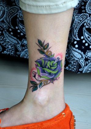 女孩子腿部玫瑰花纹身图片