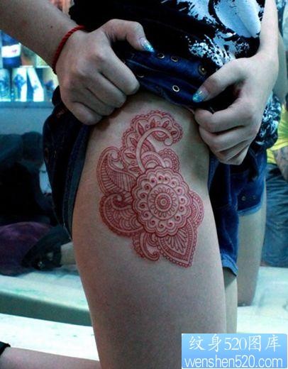 女孩子腿部印度风格图腾纹身图片