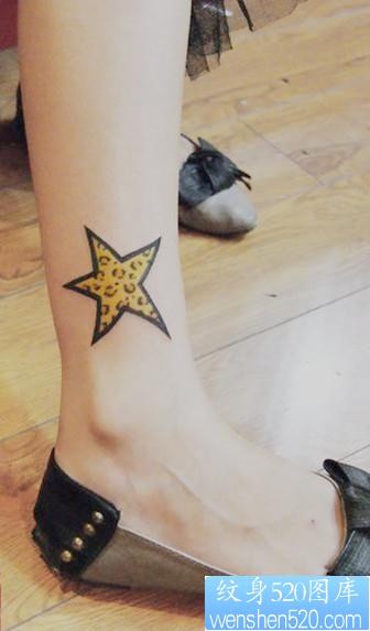 女孩子腿部潮流精美的豹纹五角星纹身图片
