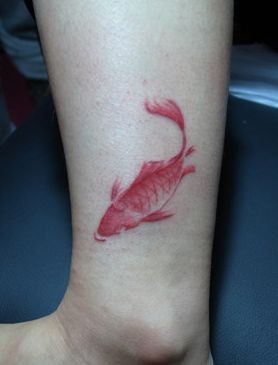 女人喜欢的腿部彩色水墨风格小鲤鱼纹身图片