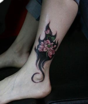 女孩子腿部好看唯美的莲花纹身图片