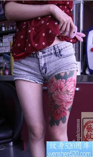 女孩子腿部彩色牡丹花纹身图片