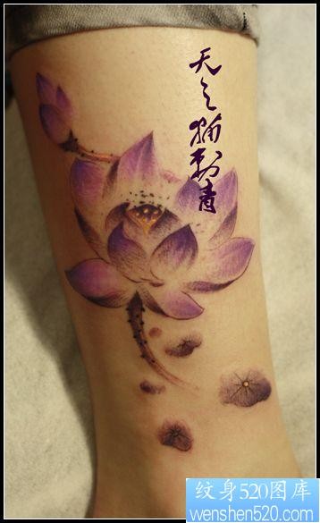 女孩子腿部水墨画风格彩色莲花纹身图片