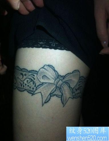 女孩子腿部潮流流行的蕾丝纹身图片