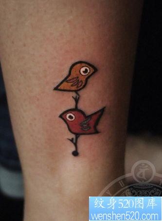 女人喜欢的腿部可爱小鸟纹身图片