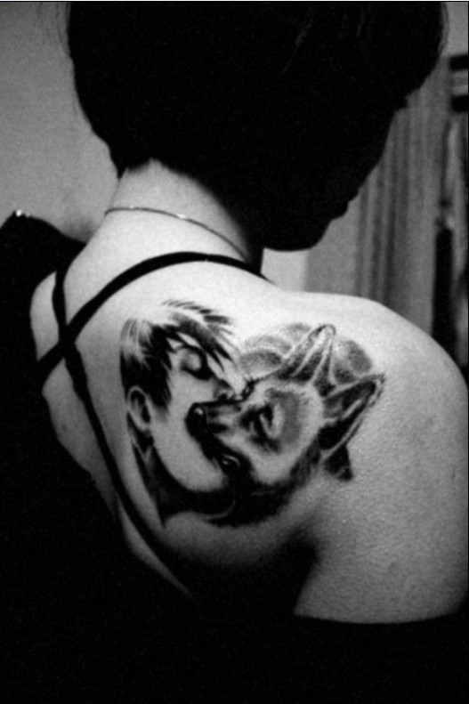 女性背部黑白肖像狼图腾创意刺青