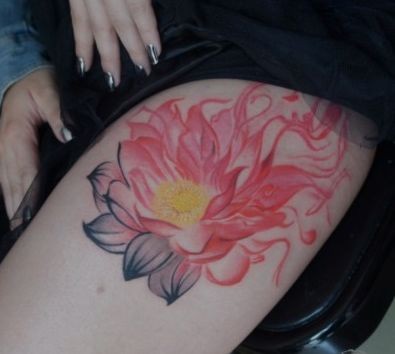 女孩子大腿处睡莲花纹身图片