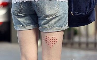 女孩子腿部潮流精美的爱心纹身图片