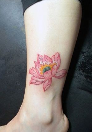 一幅女人腿部彩色莲花纹身图片