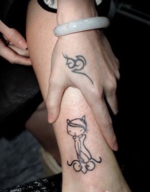 女孩子腿部潮流流行的猫咪纹身图片