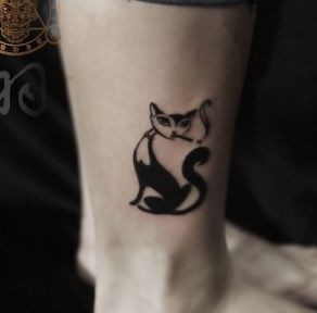 女孩子腿部可爱流行的图腾猫咪纹身图片