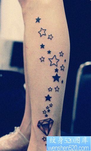 女孩子腿部五角星钻石纹身图片
