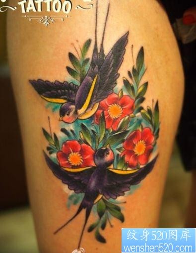 腿部一幅欧美风格小燕子樱花纹身图片