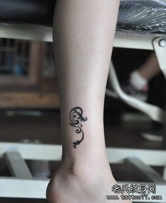 女孩子腿部精美好看的图腾纹身图片