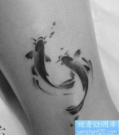 唯美潮流的腿部水墨画鲤鱼纹身图片