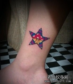 女孩子腿部一幅五角星与小蘑菇纹身图片