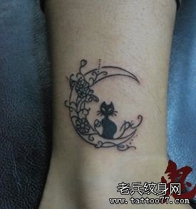 女人腿部月亮与猫咪纹身图片