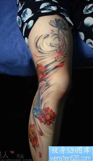 女孩子腿部精美的水墨画鲤鱼莲花纹身图片