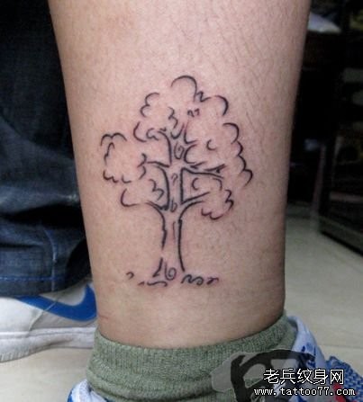 腿部一幅潮流小巧的图腾树纹身图片