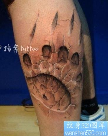 腿部一幅石裂烙印效果熊爪印纹身图片