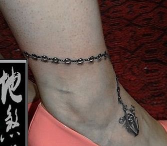 女孩子腿部精美的脚链纹身图片