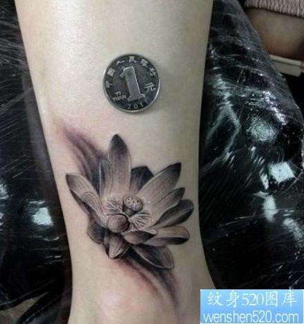 女人腿部精美的一幅黑灰莲花纹身图片