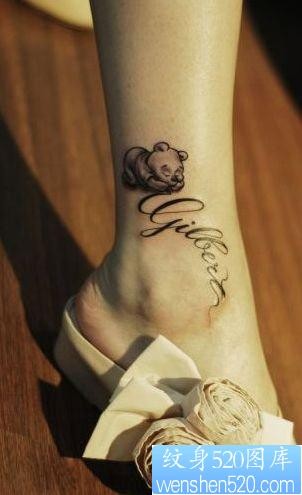 女孩子腿部小熊维尼英文字母纹身图片